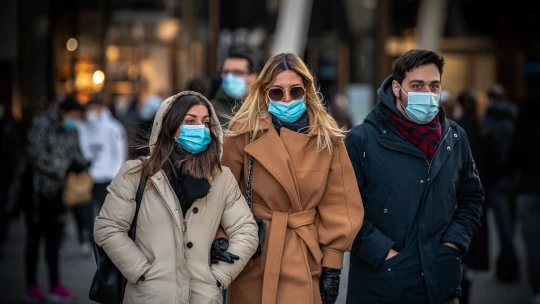 Maximálně čtyři osoby u stolu a&nbsp;respirátory celou dobu. Jaká opatření platí na silvestra?