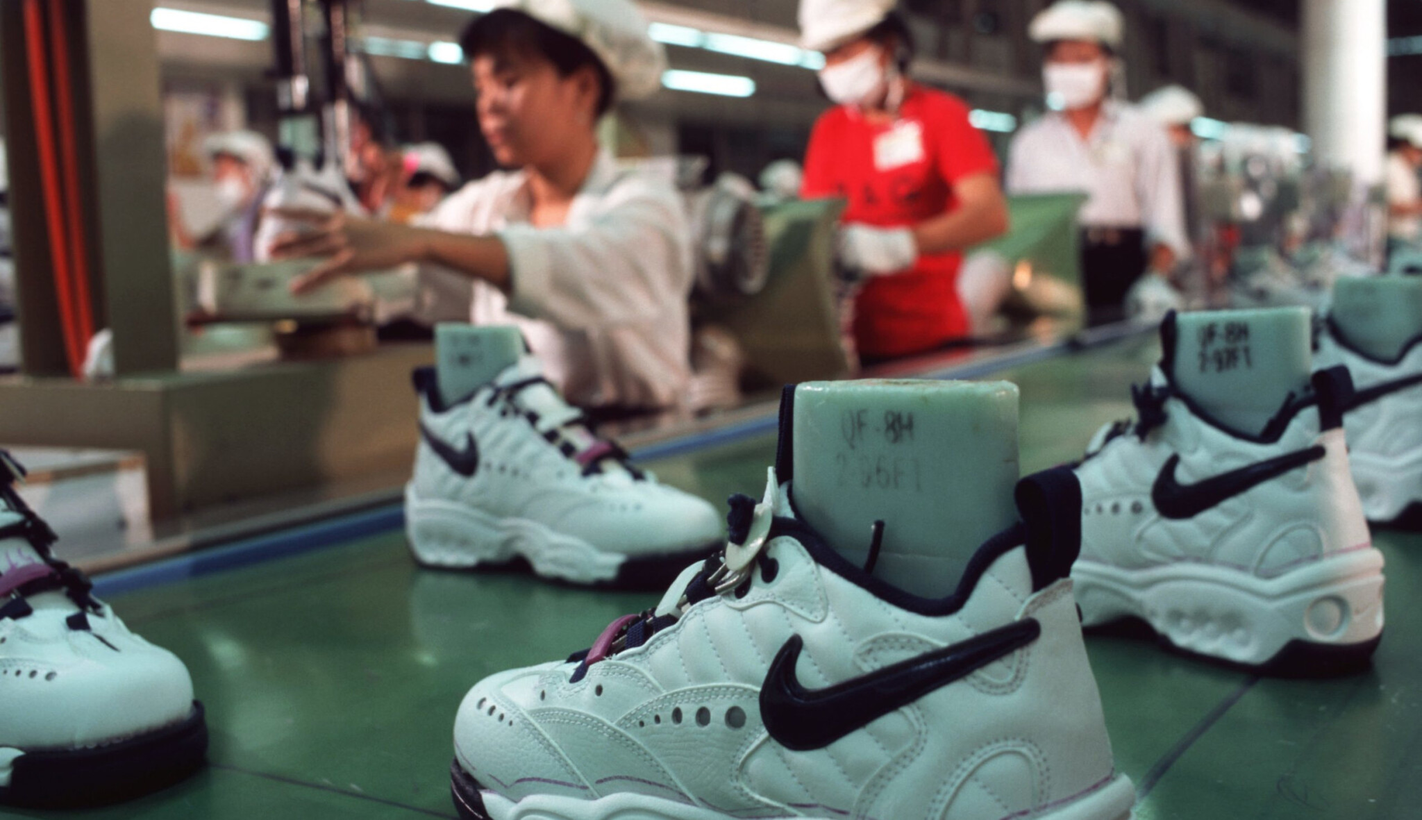 Vánoce bez tenisek? Firmám jako Nike či Adidas ničí plány výpadek továren ve Vietnamu