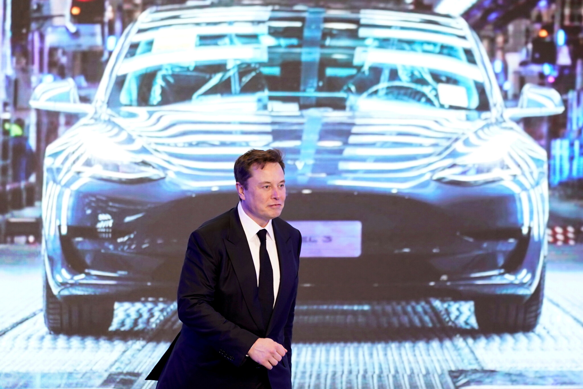 Musk ještě letos začne vyrábět Tesly u Berlína. Chybí mu ale lidi a hledá je v celé Evropě