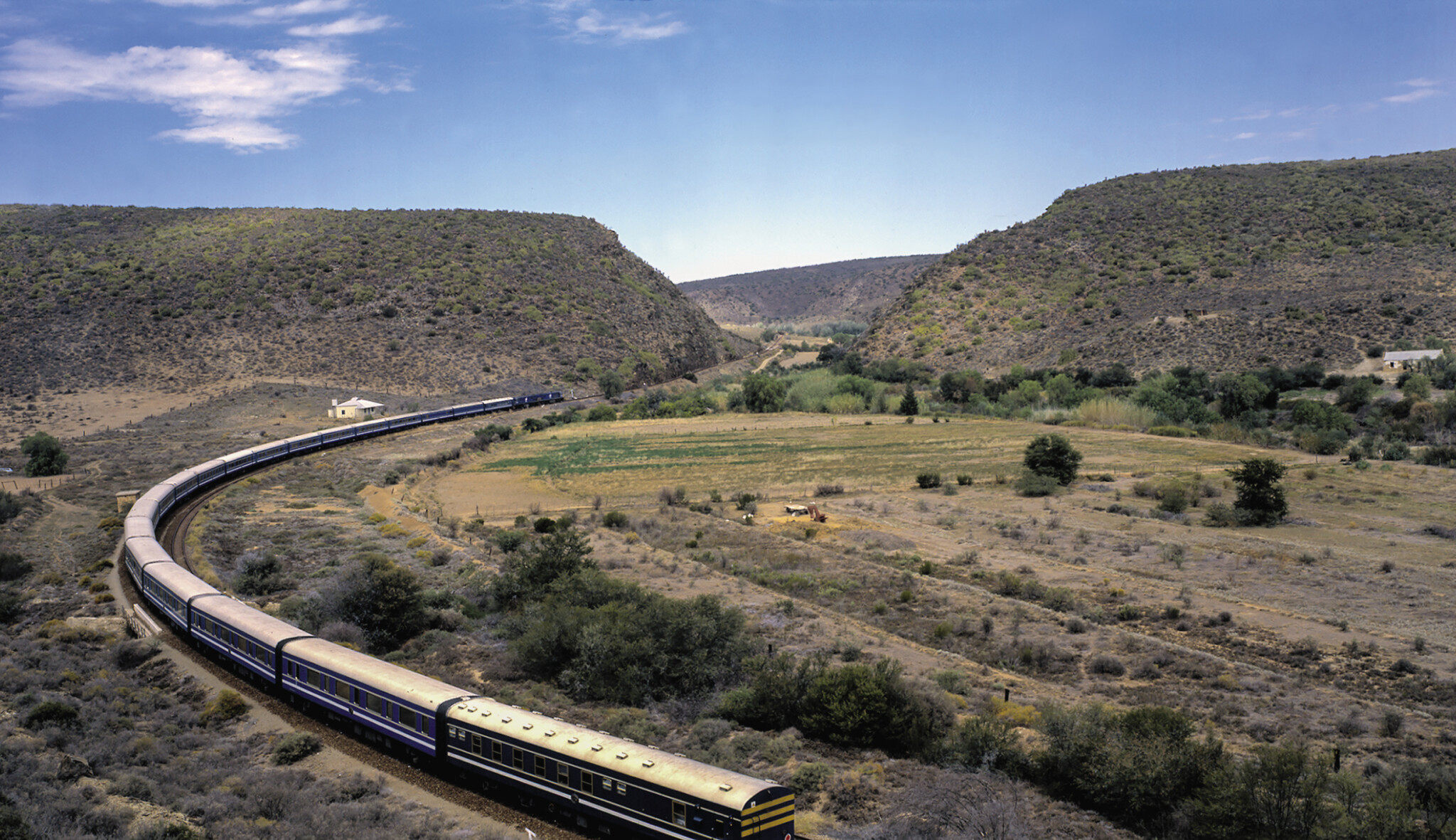 Modrý vlak, který nedrncá. Podívejte se, jak vypadá luxusní jízda na kolejích z Kapského města do Pretorie