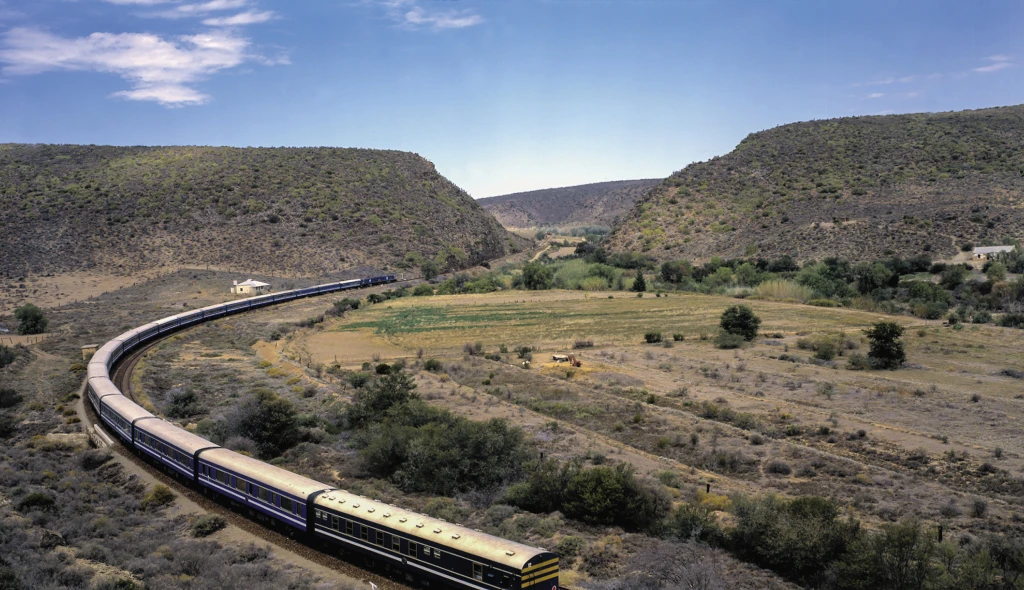 Modrý vlak, který nedrncá. Podívejte se, jak vypadá luxusní jízda na kolejích z&nbsp;Kapského města do Pretorie