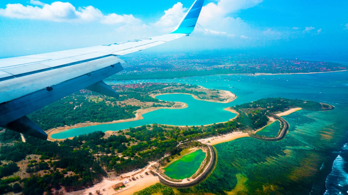 Bali čeká na první zahraniční turisty. Češi ale mají vstup zakázán