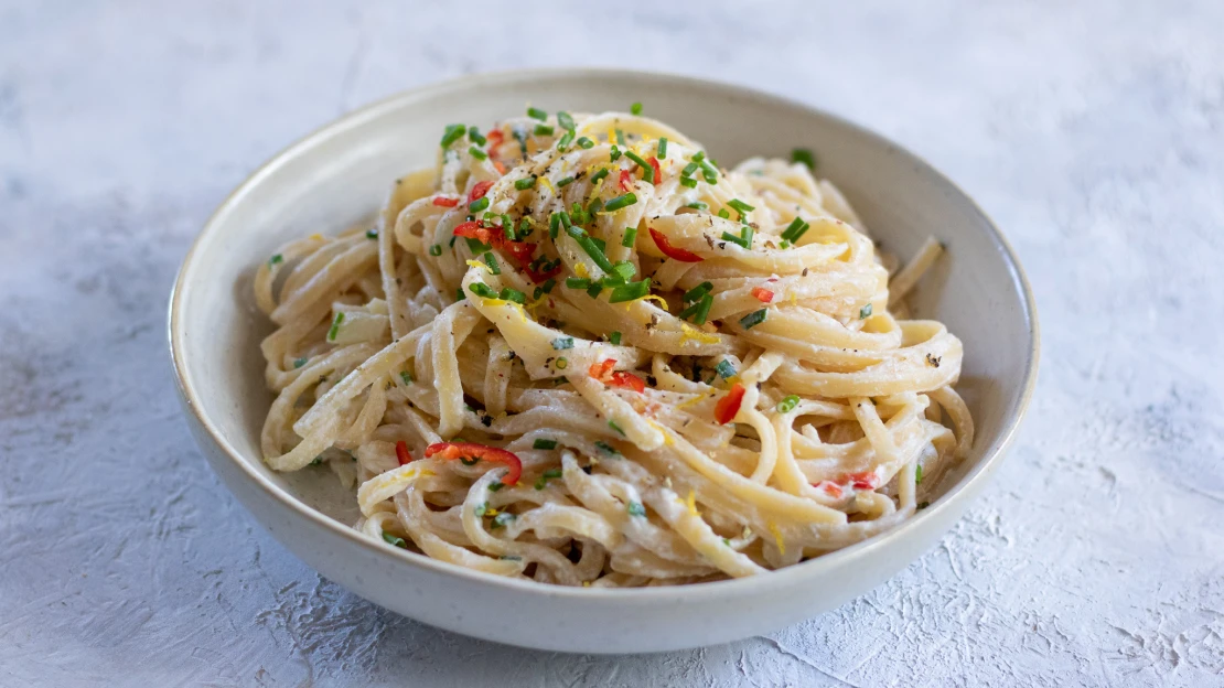 Uvařené jsou do 20 minut a nechybí jim bílkoviny. Svěží citronové linguine s chilli a pažitkou jako ideální rychlá večeře