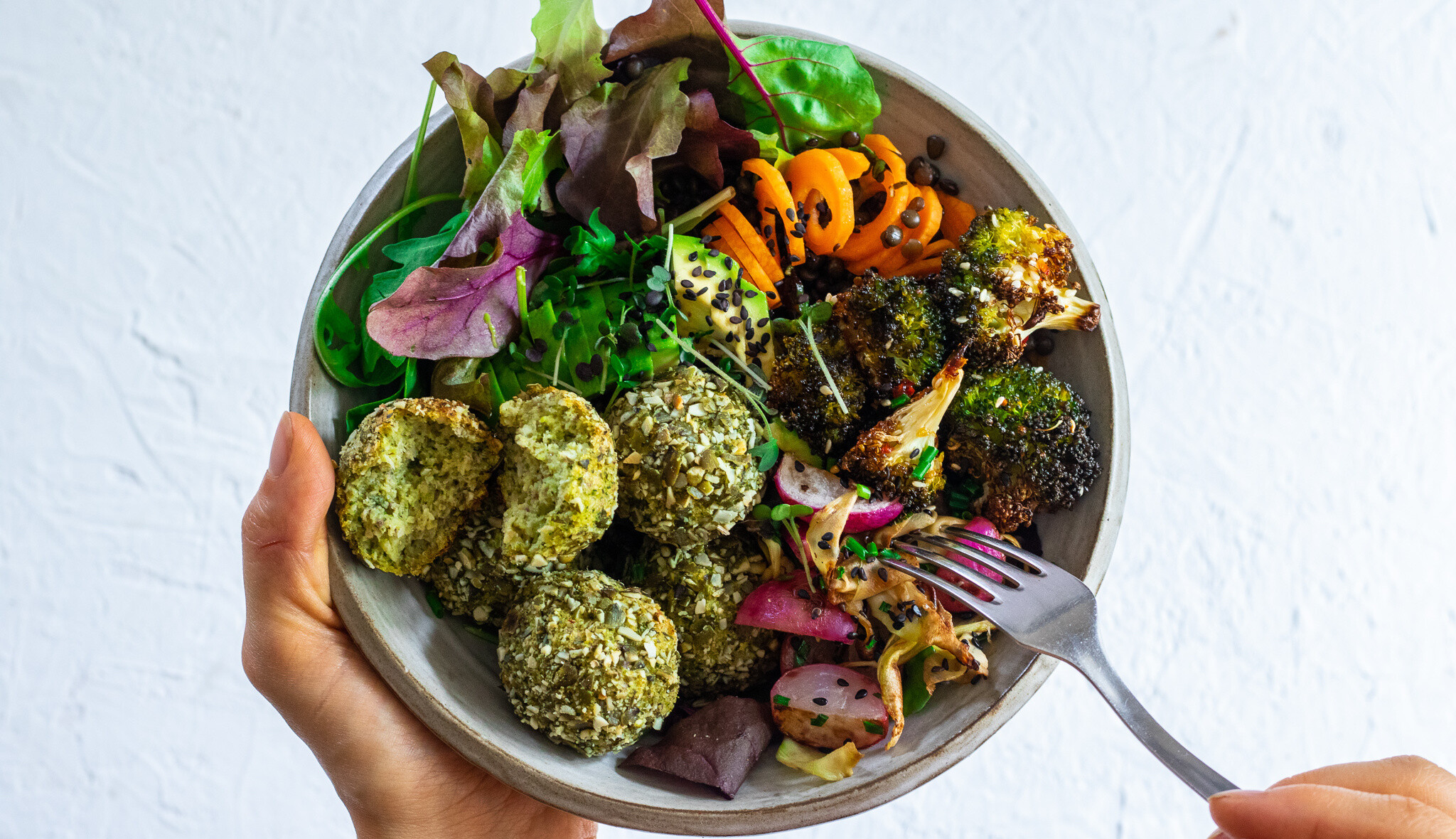 Pondělí bez masa: Buddha Bowl, do které zpracujete brokolici od růžiček po košťál