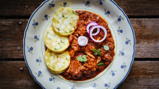 Ultimátní český comfort food. Jak na ten nejlepší guláš? Pusťte se do něj o&nbsp;den dřív a&nbsp;nešetřete s&nbsp;cibulí