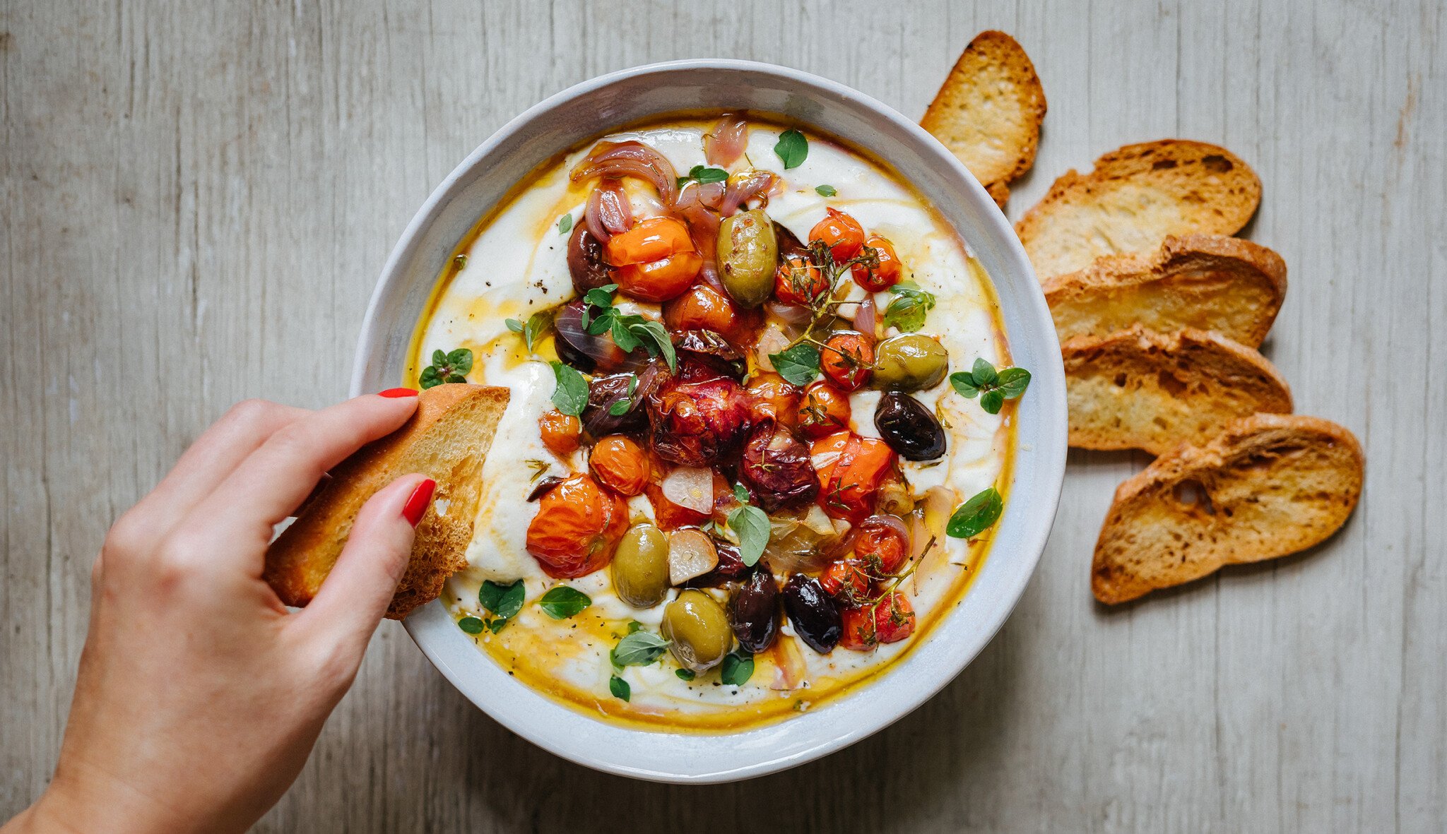 Rychlá večeře či party předkrm bez práce: Dip ze šlehané fety & pečená česneková rajčata s olivami