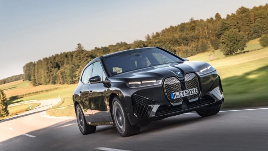 Svaté BMW iX. Tohle auto by z&nbsp;fleku mohl řídit i&nbsp;papež