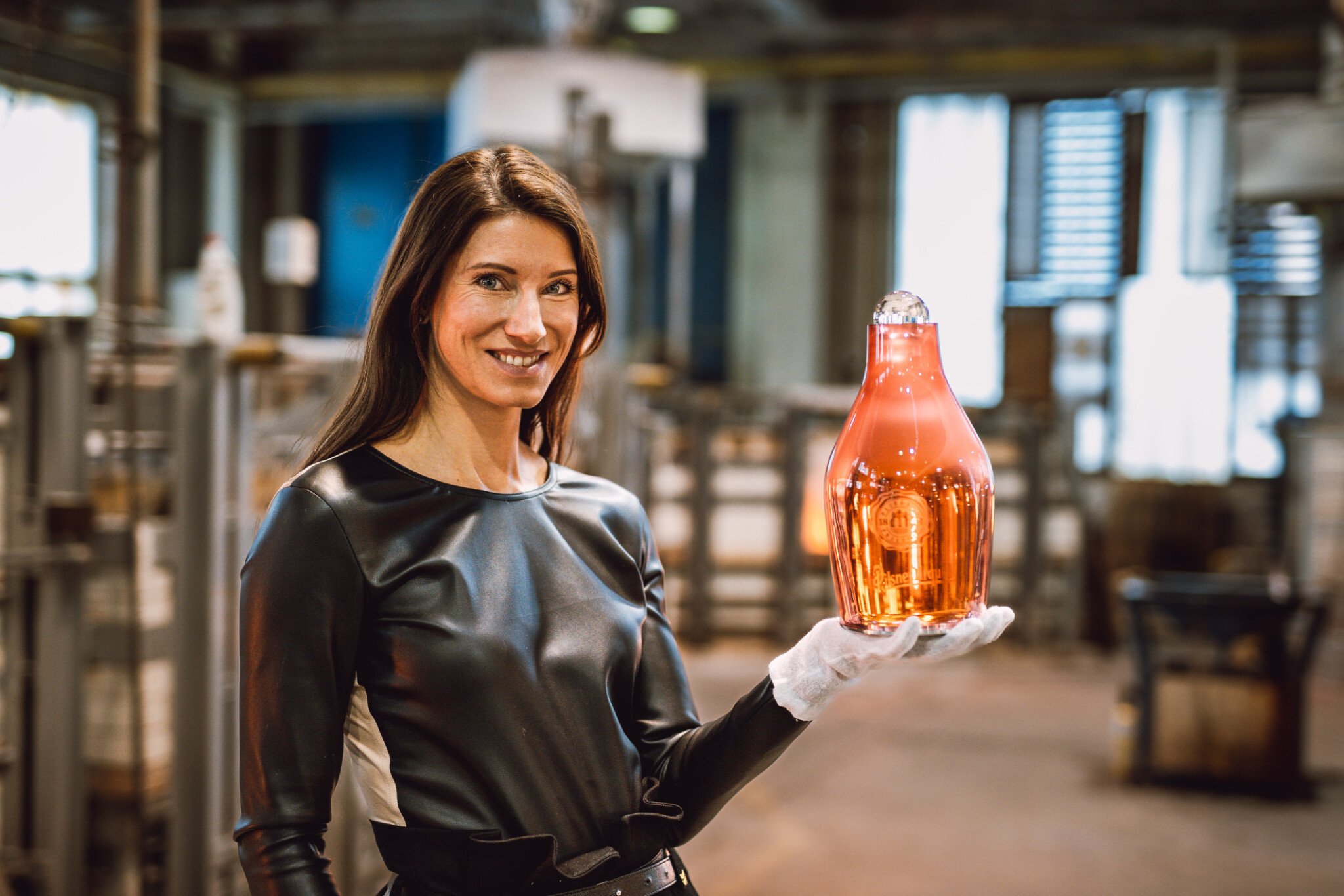 Plzeňský prazdroj vydraží deset aukčních lahví. Letošní design inspirovala ženská tajemnost