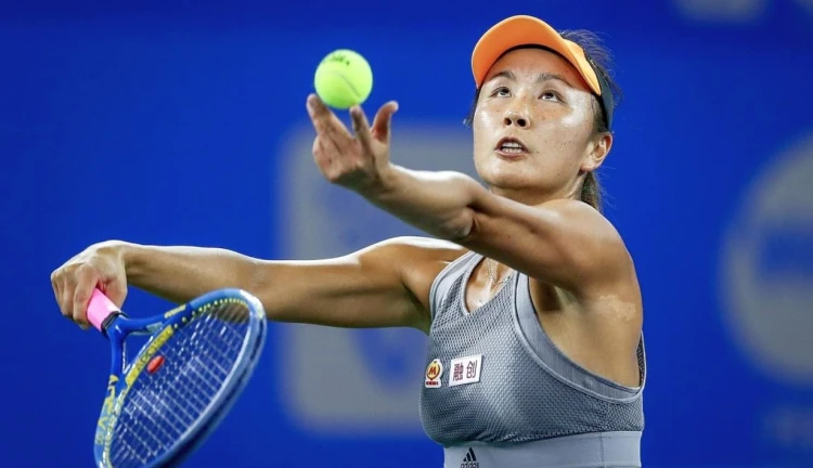 Tenistka Pcheng Šuaj při servisu