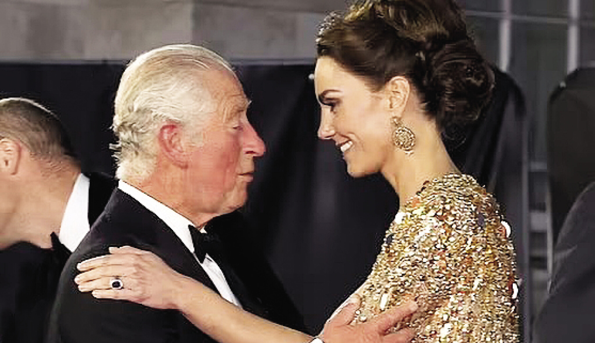 Obejmout tchána. Vévodkyně Kate ukazuje světu i královské rodině rozum i cit