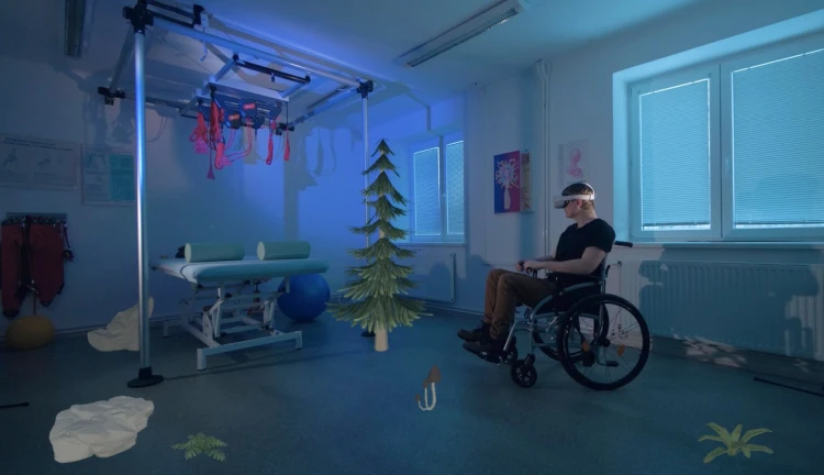 Muž na vozíčku ve virtuální realitě