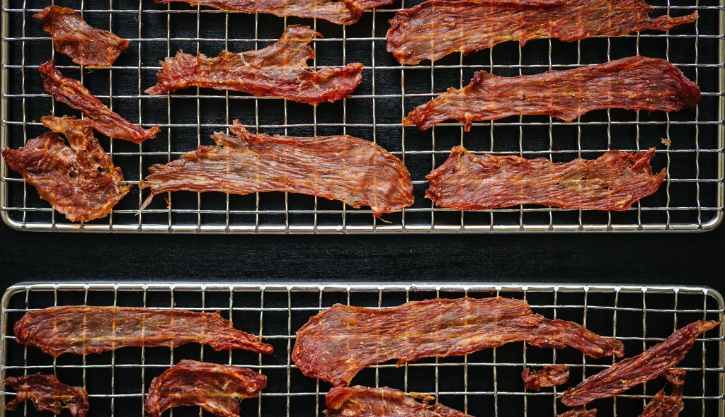 Slaný snack bez tuku &#038; sacharidů. Krůtí jerky se hodí k&nbsp;vínu, na cesty i&nbsp;jako jedlý dárek