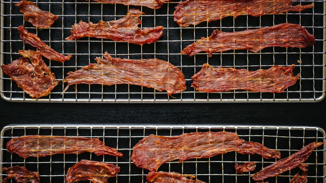 Slaný snack bez tuku & sacharidů. Krůtí jerky se hodí k vínu, na cesty i jako jedlý dárek