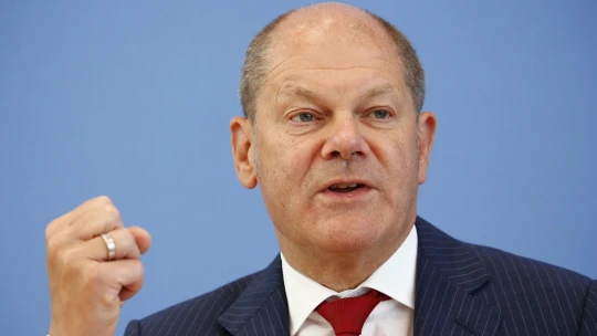 Trochu nudný, ale pracovitý. Německo má nového kancléře, Angelu Merkel nahradil Olaf Scholz