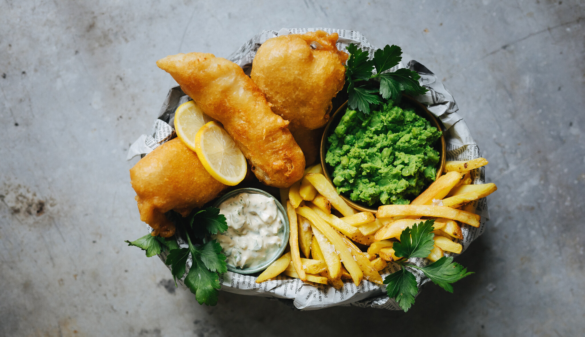 Fry-Day! Dopřejte si perfektní fish & chips s domácí tatarkou a šťouchaným hráškem