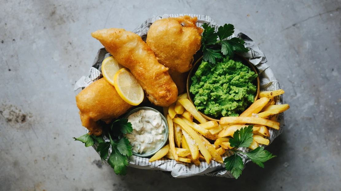 Fry-Day! Dopřejte si perfektní fish & chips s domácí tatarkou a šťouchaným hráškem