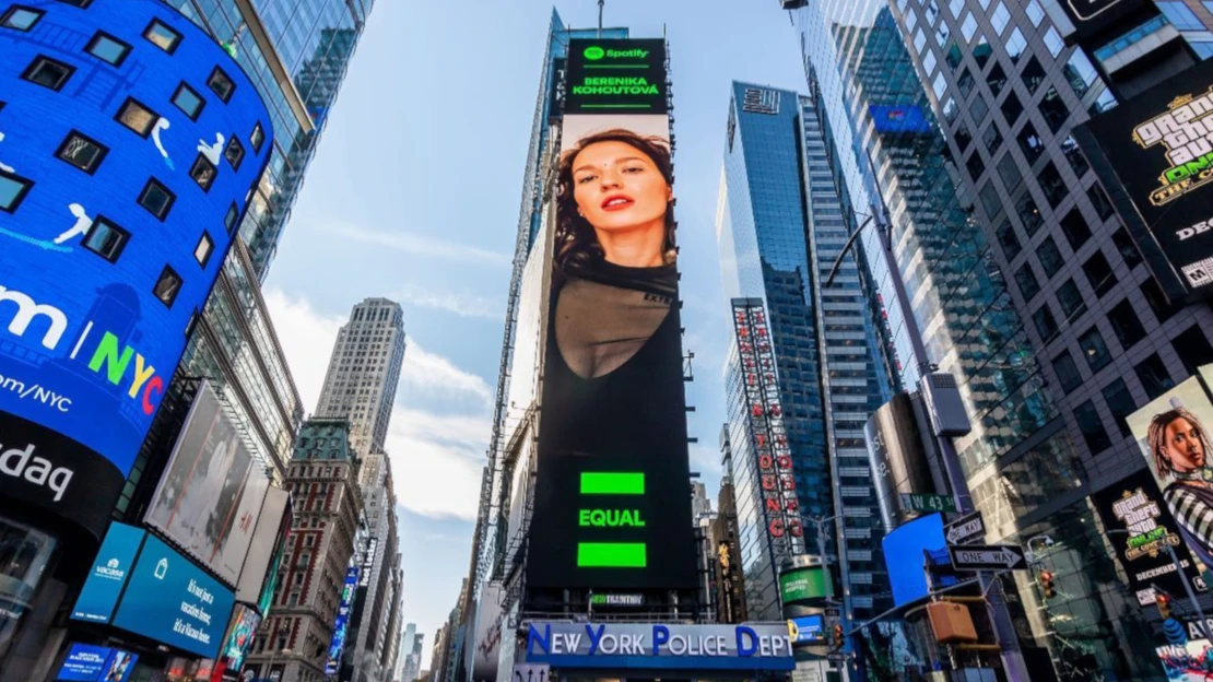 Další česká zpěvačka na Times Square. Berenika Kohoutová je součástí kampaně Spotify Equal