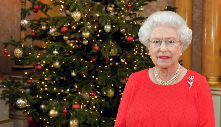 Královna Alžběta II. před vánočním stromkem