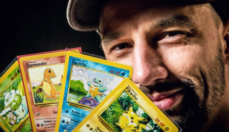 Johny Machette s kartičkami Pokémonů