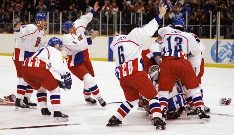 Čeští hokejisté slaví vítězství na olympiádě v Naganu