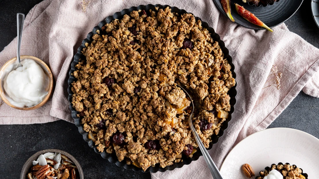 Lahodná Veganuary výzva 2022. Odstartujte ji hruškovým crumble s pekany a kokosovou drobenkou