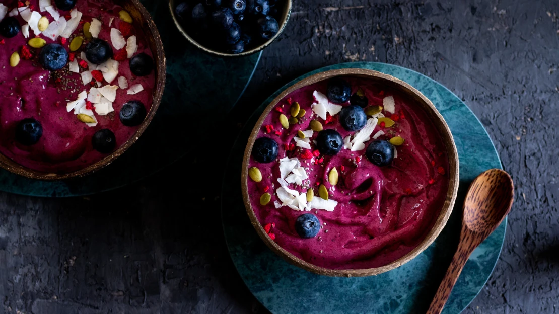 Paradox do zimních dní – mrazivá smoothie bowl, která vás nakopne