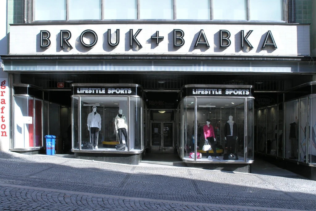 Osudy prvorepublikových Broukáren. Co se stalo se slavnými obchodními domy?