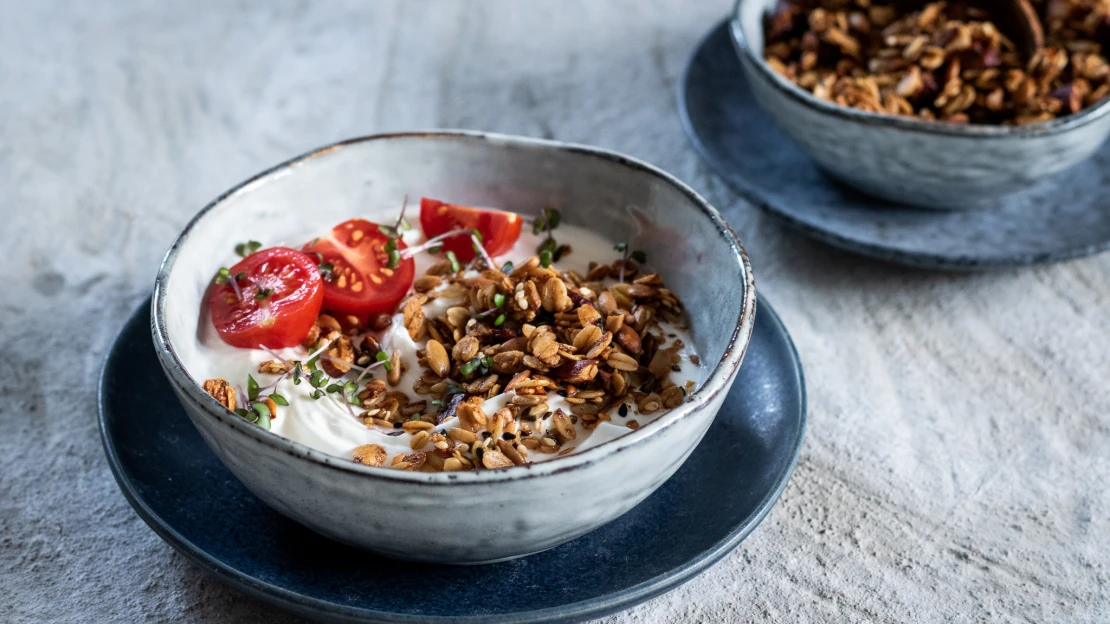 Domácí granola naslano. Zdravá snídaně neznamená jen sladké ovoce