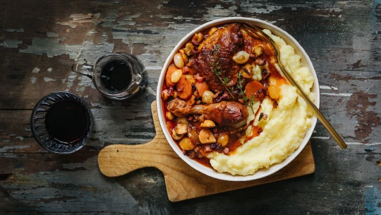 Coq au vin. Francouzská klasika, které není třeba se bát (a&nbsp;ani na ni shánět kohouta)