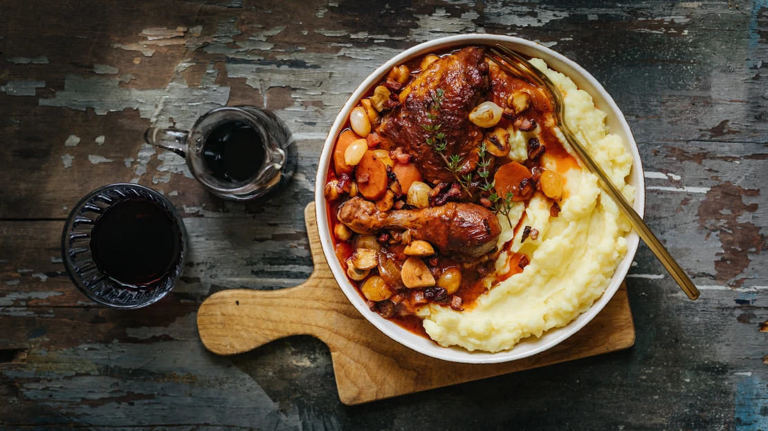 Coq au vin. Francouzská klasika, které není třeba se bát (a ani na ni shánět kohouta)