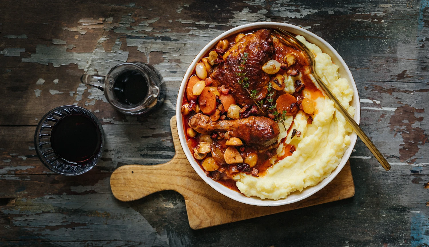 Coq au vin. Francouzská klasika, které není třeba se bát (a ani na ni shánět kohouta)