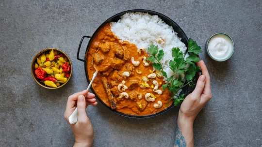 Zahřejte se kašmírským kari. Rogan josh kombinuje šťavnaté maso &#038; voňavou omáčku