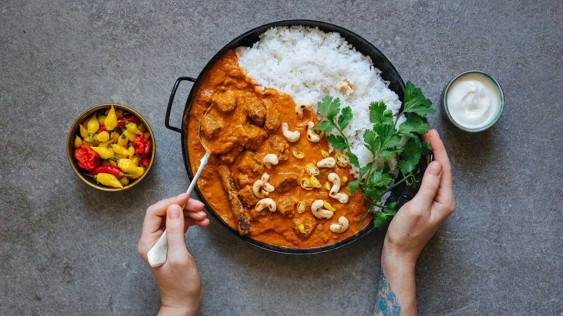 Zahřejte se kašmírským kari. Rogan josh kombinuje šťavnaté maso & voňavou omáčku