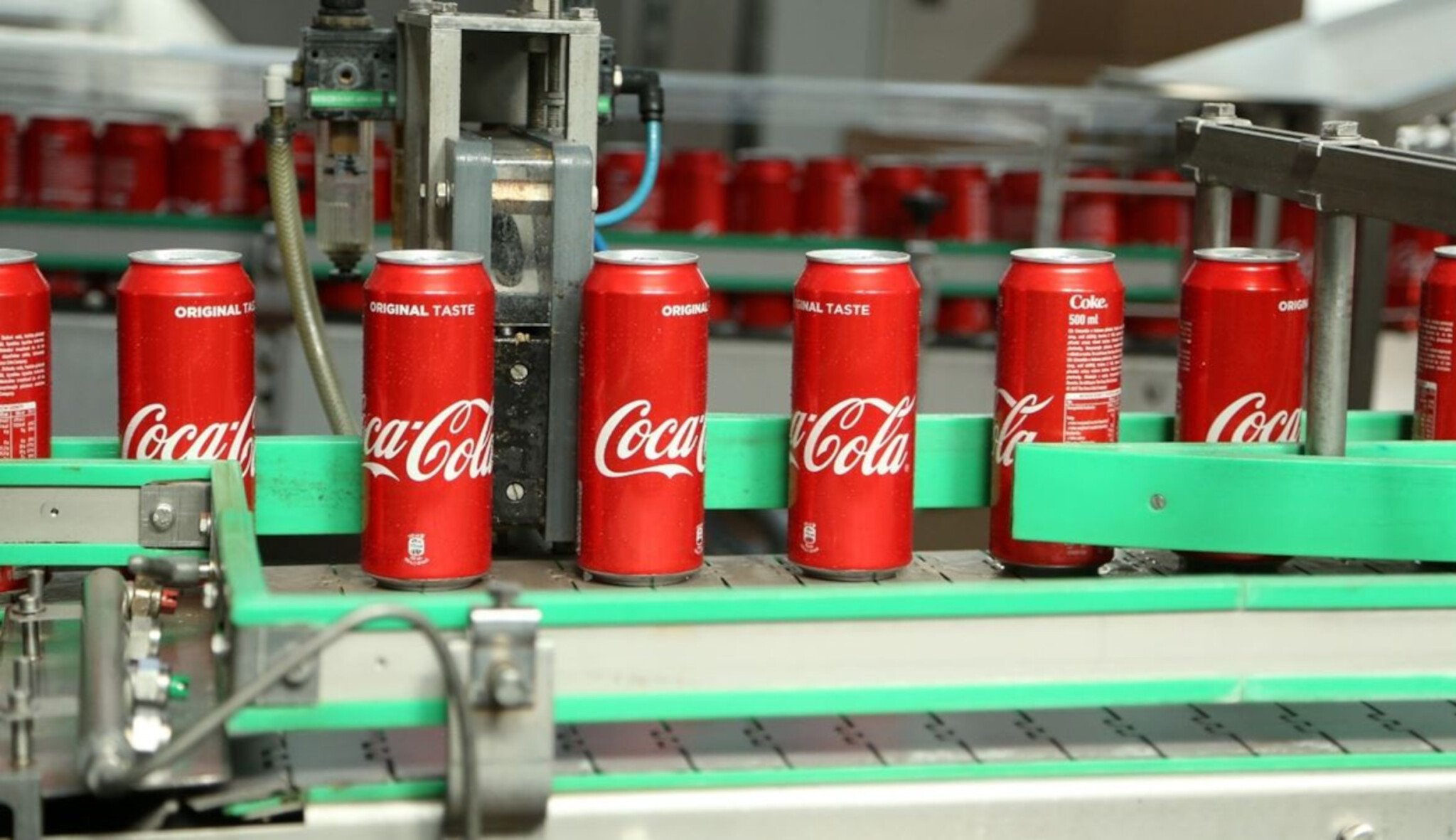 Coca-Cola rozšiřuje byznys s alkoholem. Chystá se vyrábět nové koktejly v plechovkách
