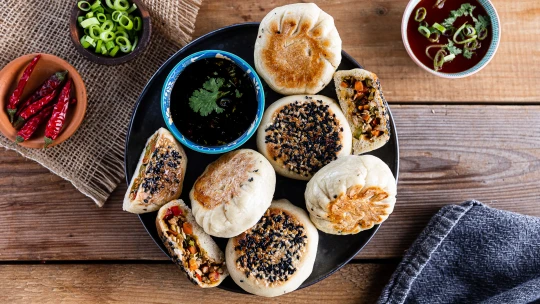 Vegan steamed buns. Nadýchané knedlíčky se zeleninou a&nbsp;uzeným tofu jako křupavá tečka za Veganuary