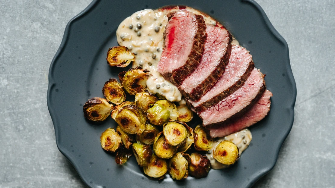 Perfektní retro večeře do 20 minut: steak s pepřovou omáčkou & pečenými kapustičkami