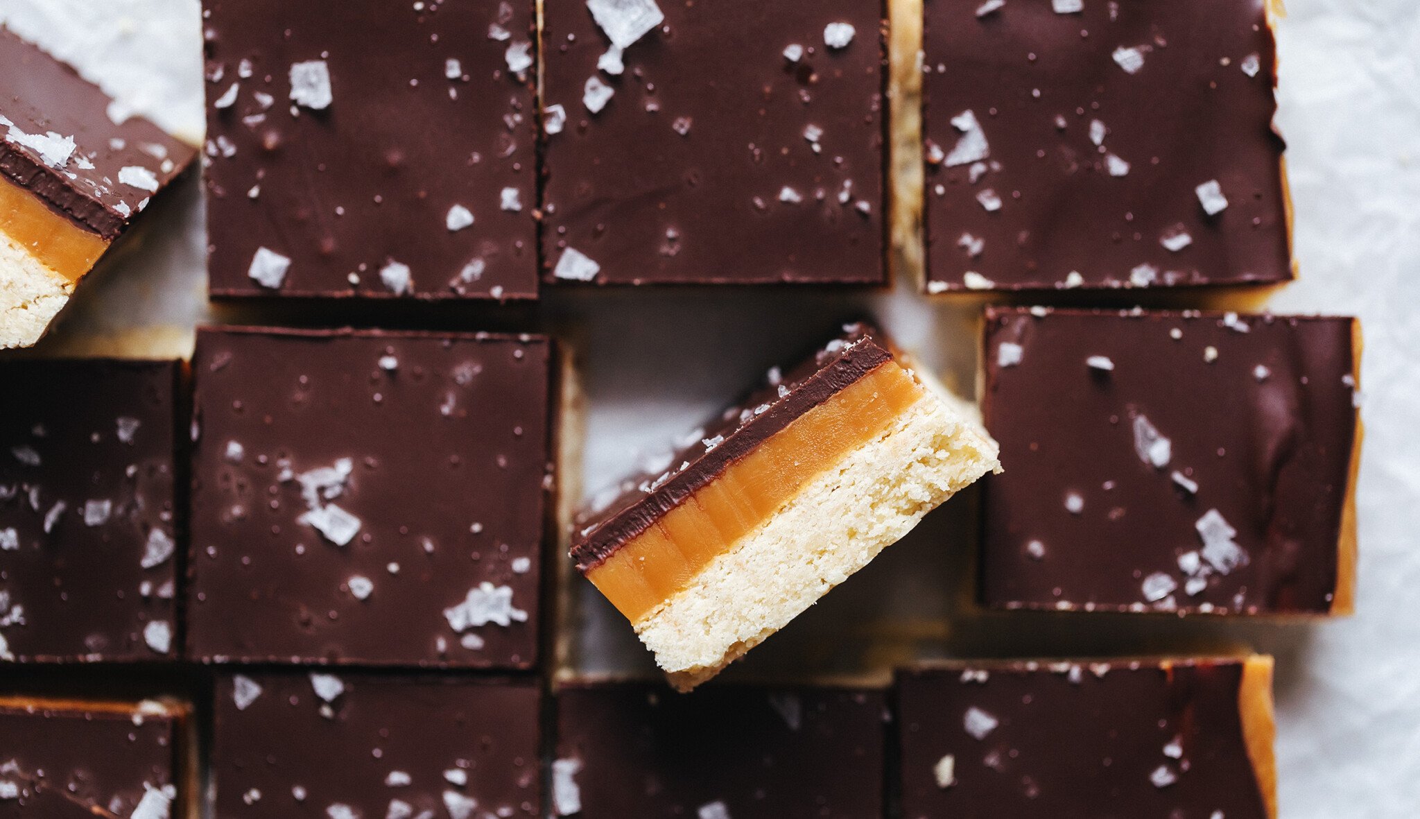 Milionářské řezy: máslová sušenka, slaný karamel & křupavá čokoláda pro sladký start nového roku