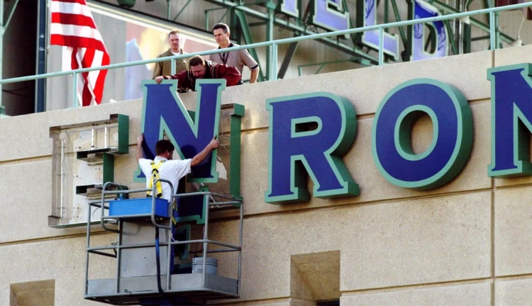 Dělníci sundávají logo společnosti Enron