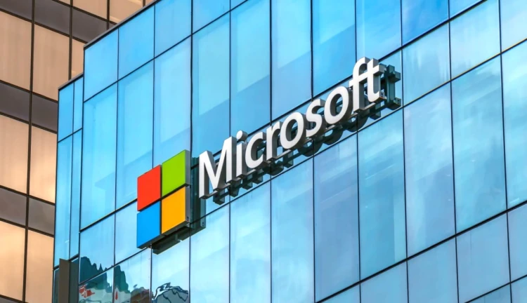 Budova s logem společnosti Microsoft