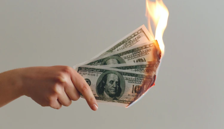 Hořící dolarové bankovky