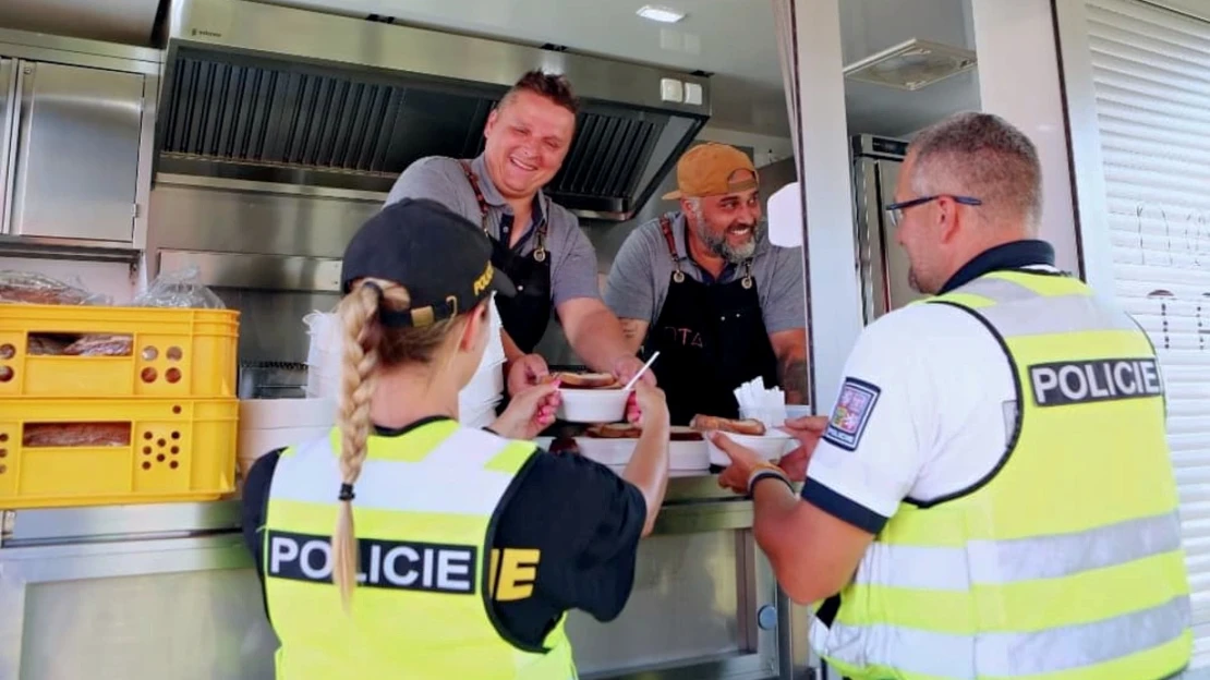 Díky pandemii se potkali na ulici. Teď v restauraci na kolech mění tvář street foodu