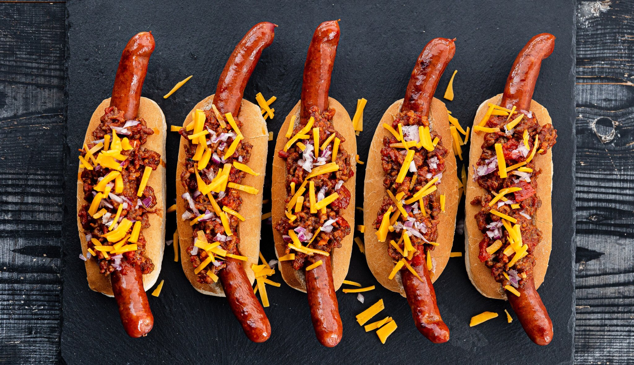 Chili dogs střídají klasické hot dogy. Zkuste vyostřené párky v rohlíku s texaským chili con carne