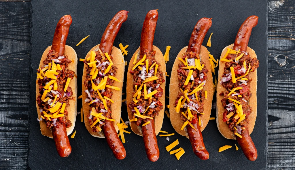Chili dogs střídají klasické hot dogy. Zkuste vyostřené párky v&nbsp;rohlíku s&nbsp;texaským chili con carne