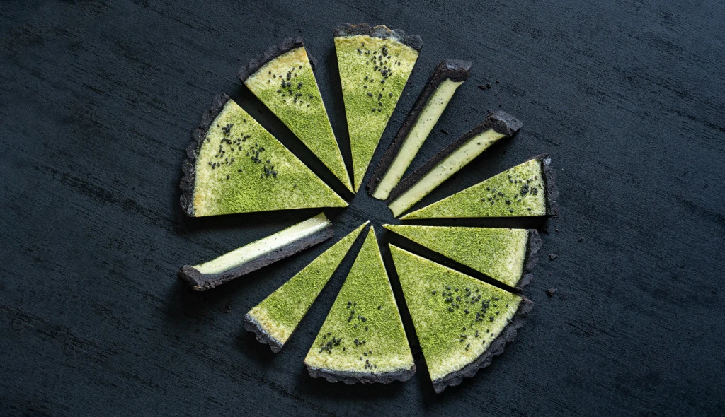 Černý sezam, bílá čokoláda &#038; zelený čaj. Křehký koláč pro ty, kteří jedí i&nbsp;očima