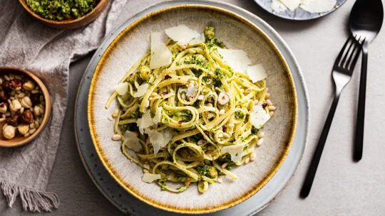 Sezonní dvacetiminutovka nejen pro vegetariány. Delikátní linguine s&nbsp;kadeřávkem, růžičkovou kapustou &#038; ořechy