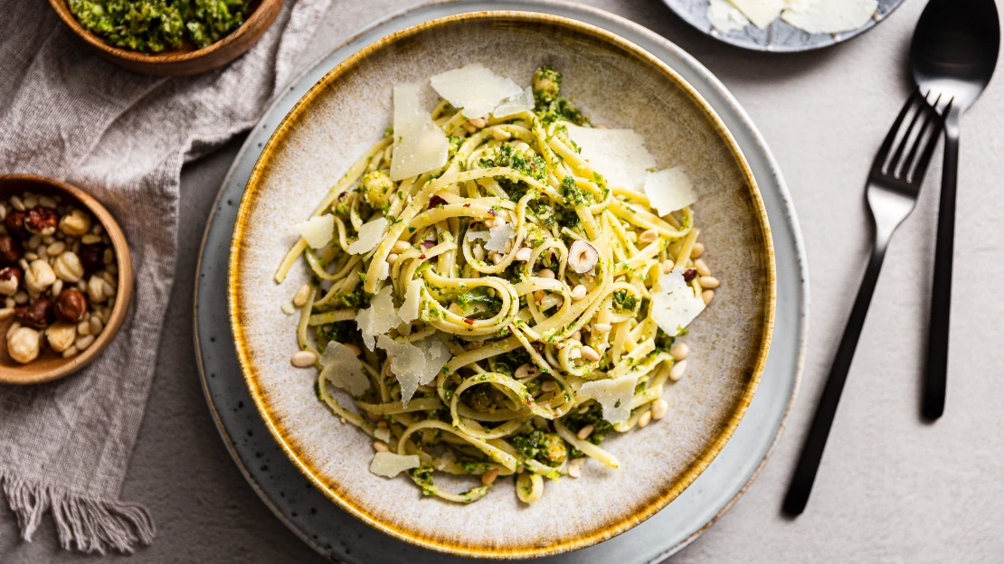 Sezonní dvacetiminutovka nejen pro vegetariány. Delikátní linguine s kadeřávkem, růžičkovou kapustou & ořechy