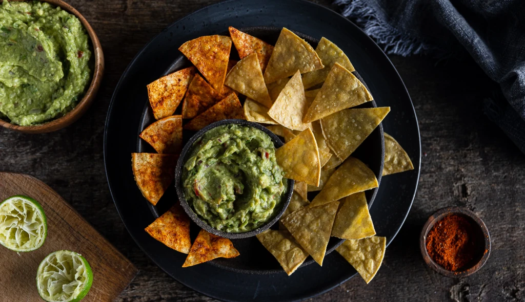 Chuťovka v&nbsp;mexickém stylu. Svěží guacamole &#038; domácí tortilla chipsy ve dvou provedeních