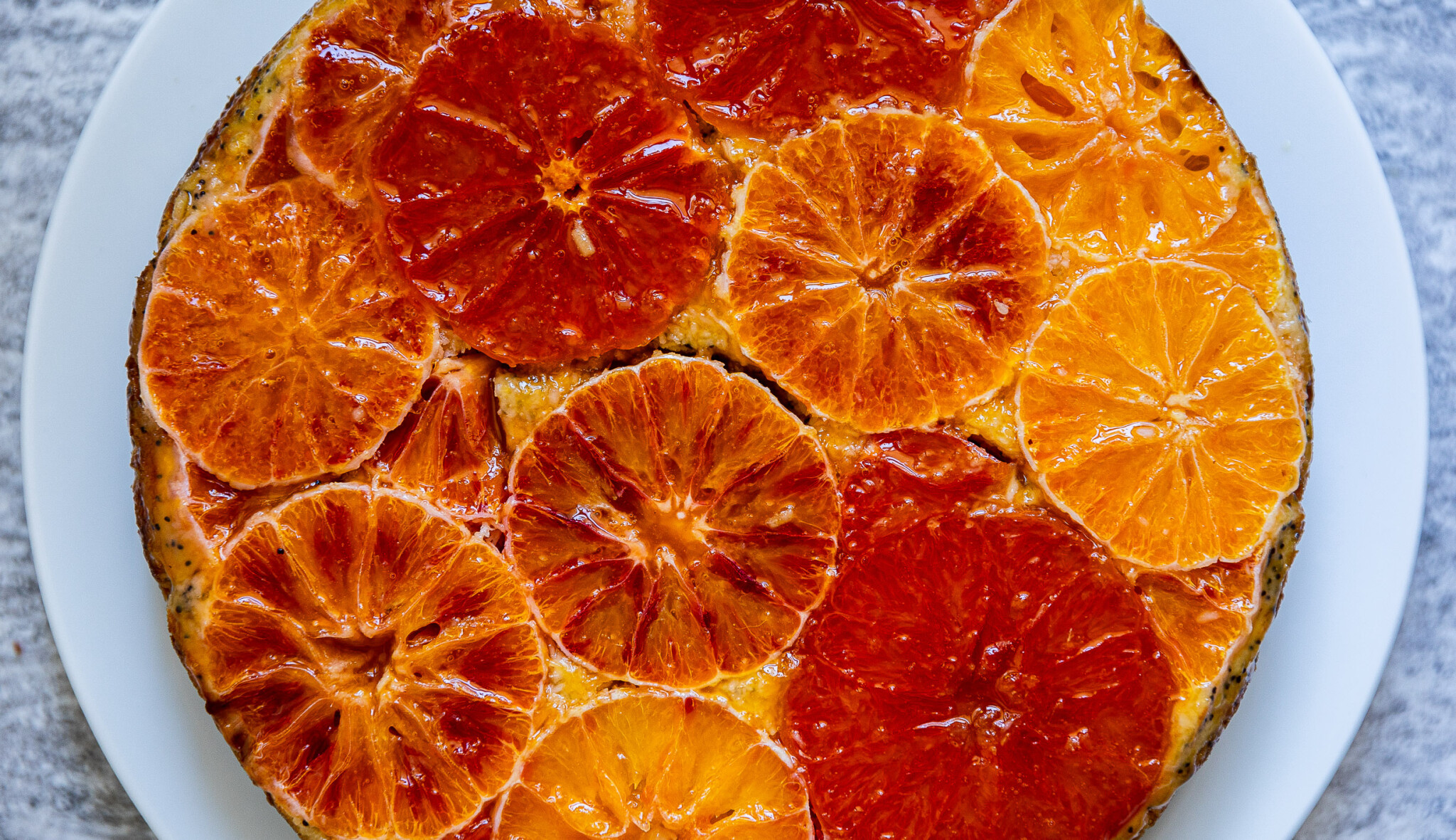 Obrácený koláč s citrusy, kokosem & mákem. Voní po pomerančových květech a zvládne ho i začátečník