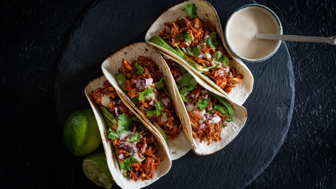 Tacos s trhaným nemasem, které roste na stromě. Na první pohled ani sousto nepoznáte, že se jedná o jackfruit