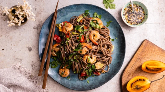 Lahodné jídlo do 20 minut. Soba nudle s&nbsp;wasabi krevetami potěší nejen na Valentýna